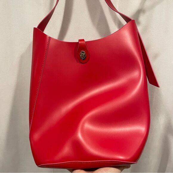 Adorable red Elizabeth Arden pvc bucket bag vegan - Picture 3 of 10